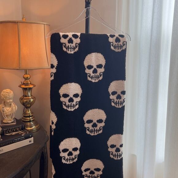 Magaschoni Other - Magaschoni Reversible Skull Throw Blanket Black / Ivory 50 x60